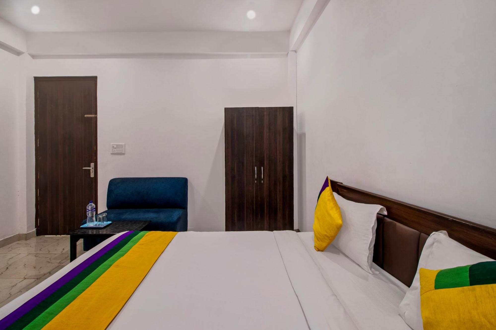 Hotel O Om Pushp Residency Mathura Exterior foto